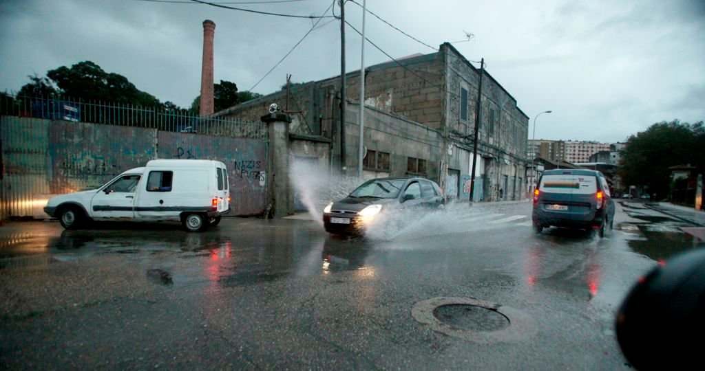 Lluvia el pasado día 13 en la calle Julián Estévez, en parte inundada.