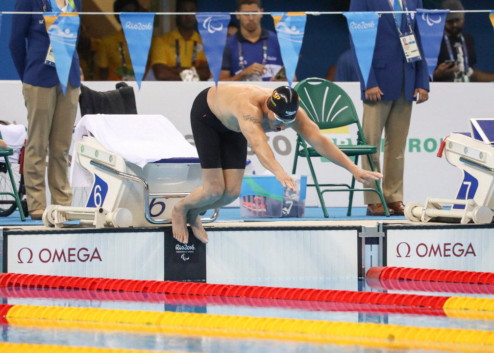 Chano Rodríguez salta a la piscina en la final de los 100 metros libre de los Juegos de Río.