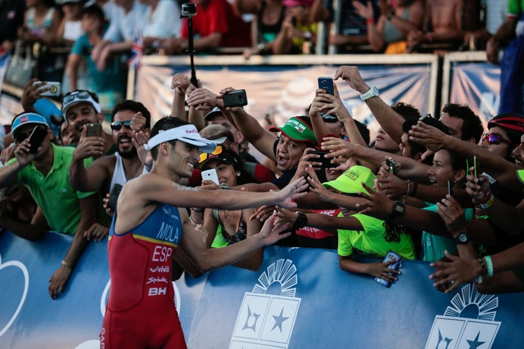 Mario Mola saluda al público de Cozumel tras coronarse como nuevo campeón del mundo de triatlón.