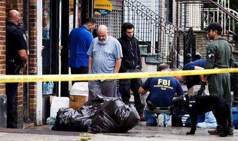 Oficiales de policía y agentes del FBI trabajan junto a Mohammed Rahami (3-i), padre de Ahmad Khan Rahami