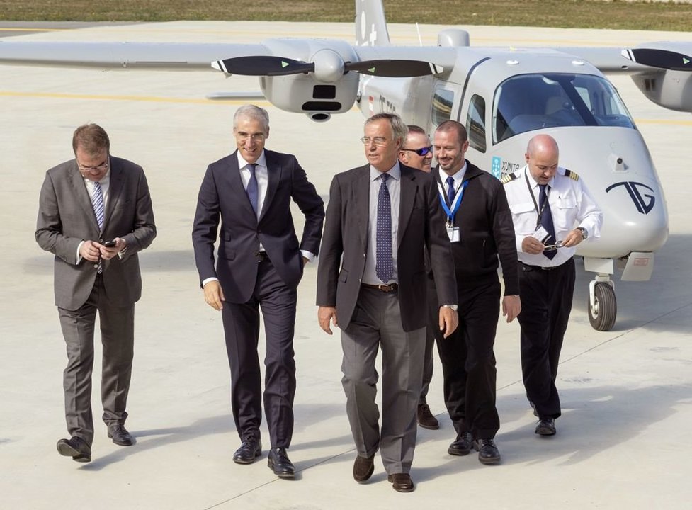 El conselleiro de Industria, Francisco Conde, y los responsables de Indra, ayer en el aeródromo de Rozas, en Lugo.