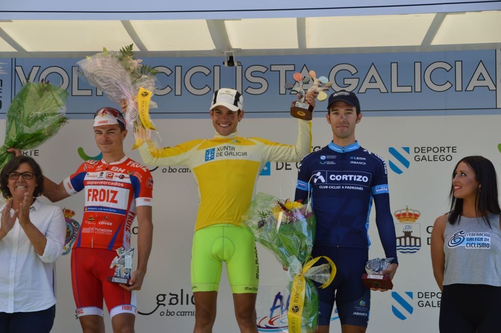 Samuel Blanco, en el último podio de la Volta a Galicia, junto a Marcos Jurado (i) y Pedro Gregori.