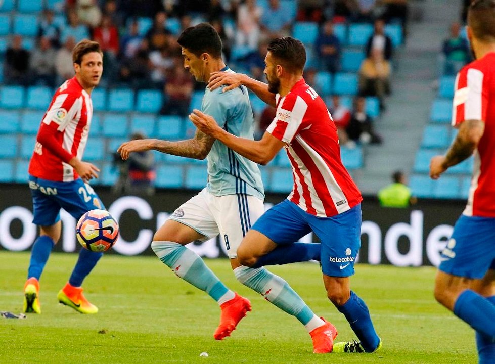 Pablo Hernández protege el balón ante la presión de Xavi Torres.