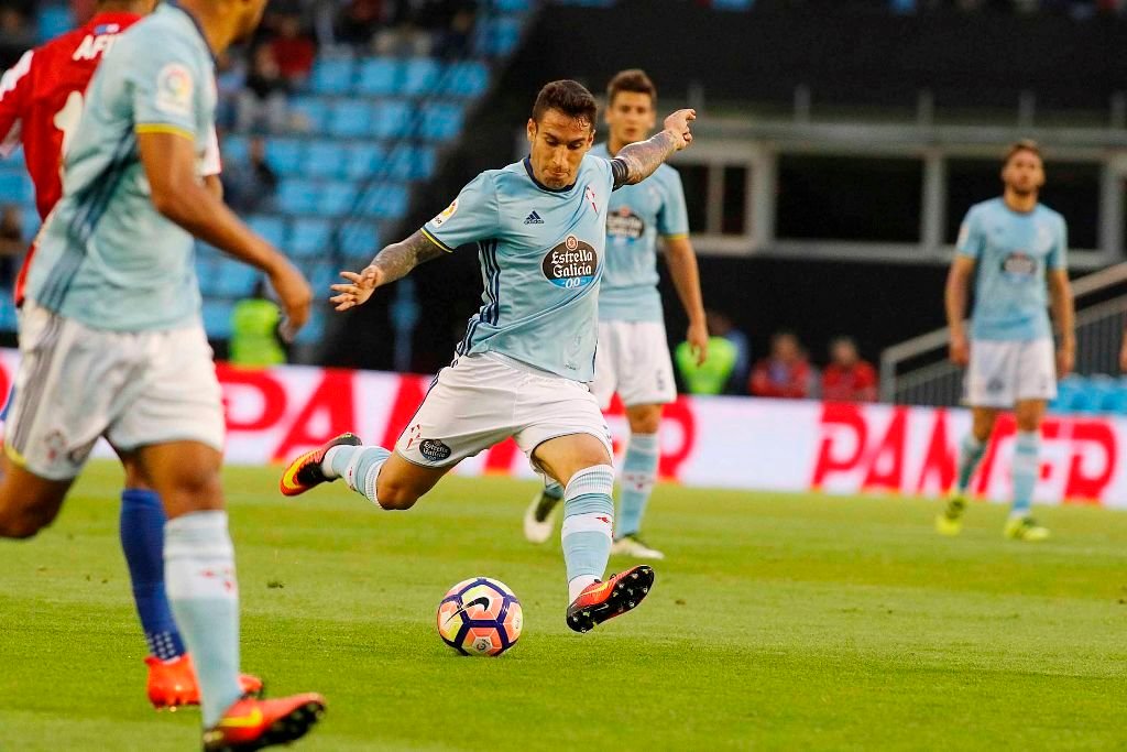 Hugo Mallo se dispone a golpear la pelota durante el partido de ayer contra el Sporting de Gijón en Balaídos.