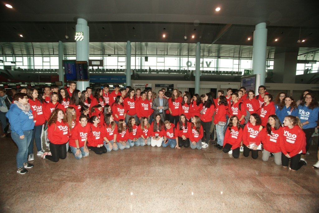 Un grupo de 70 alumnos con el alcalde en Peinador antes de tomar el vuelo