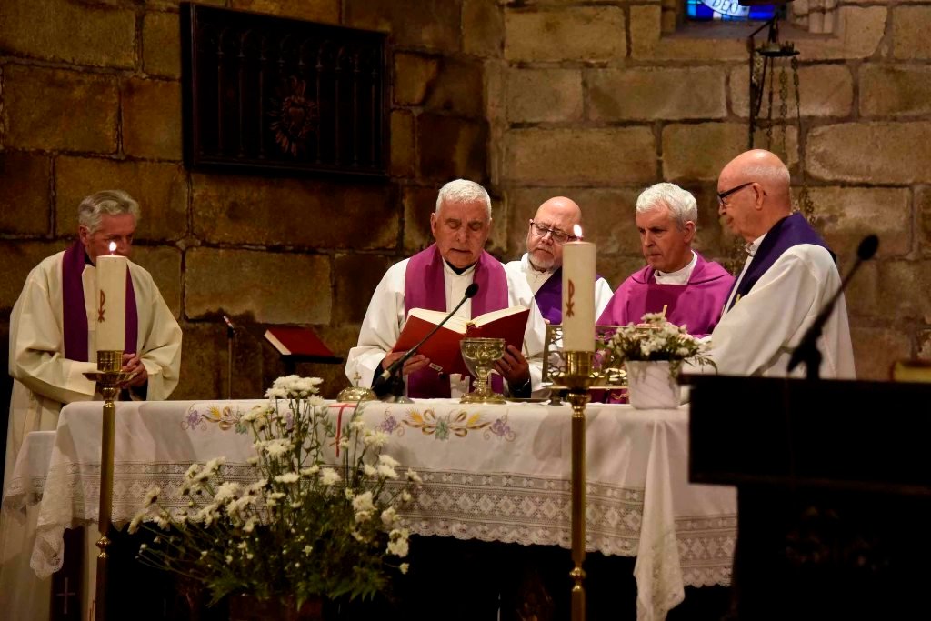La eucaristía oficiada por el obispo