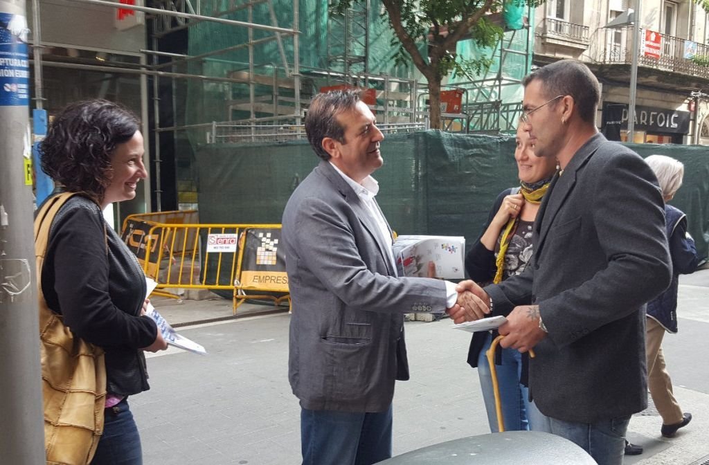 Luis Bará reparte papeletas electorales en Pontevedra.