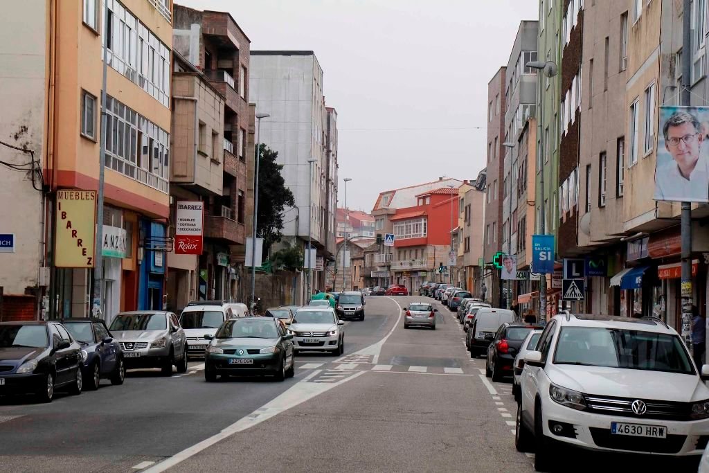 La avenida es una de las calles más transitadas de Chapela.