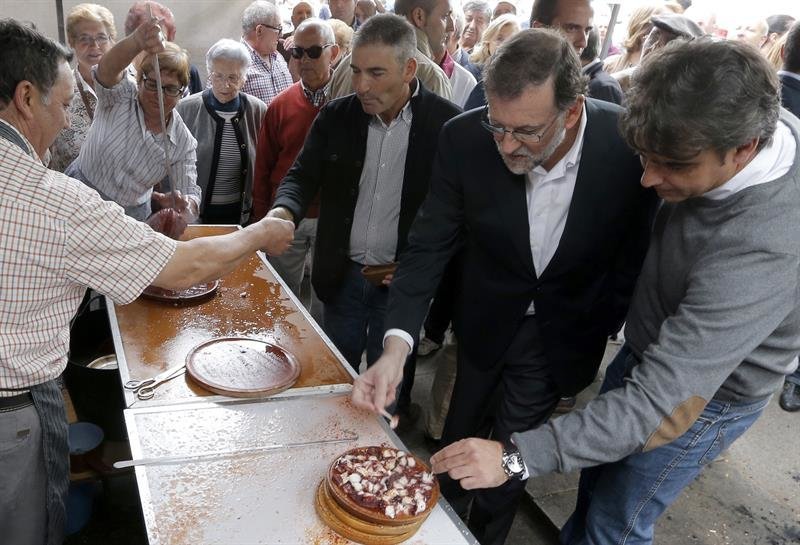 El presidente del Gobierno, Mariano Rajoy (2d), prueba el pulpo &#34;a feira&#34;,