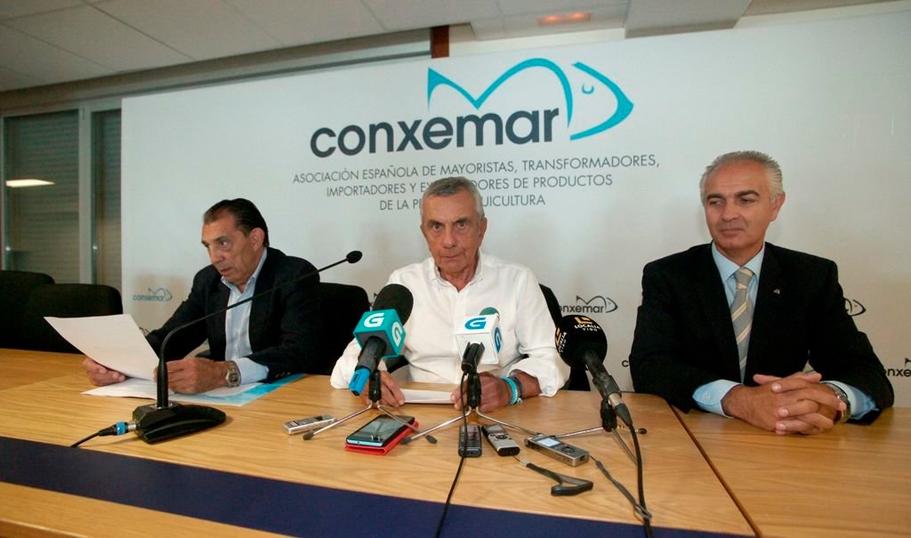 Constante Freire y José Luis Freire, secretario y presidente de Conxemar, junto a Lino Comesaña, directivo de Abanca.