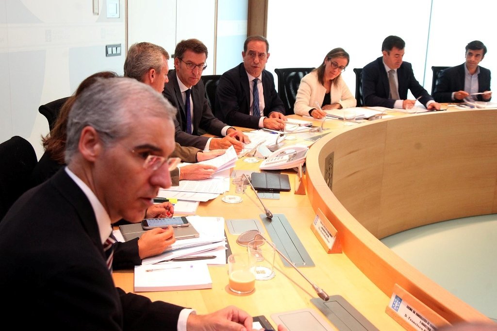 Los miembros del Ejecutivo autonómico, durante la reunión que mantuvieron en Santiago.
