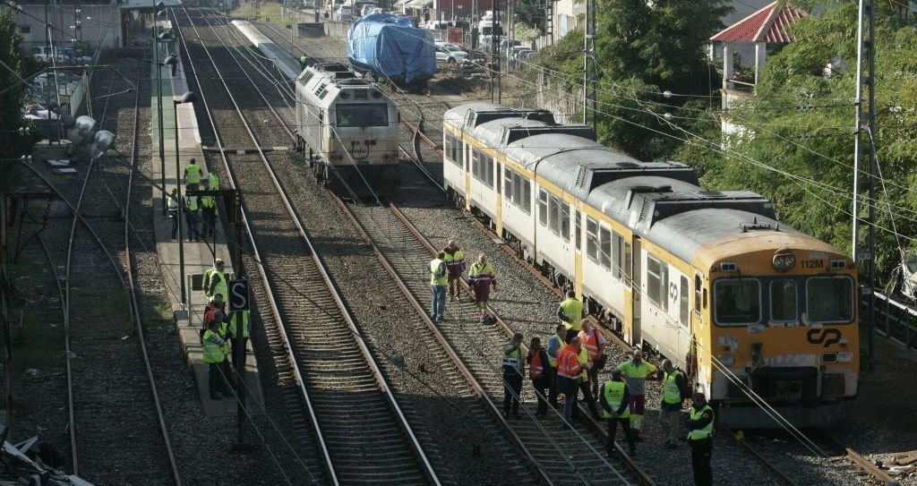 Los técnicos revisan el tren accidentado en O Porriño // Vicente Alonso