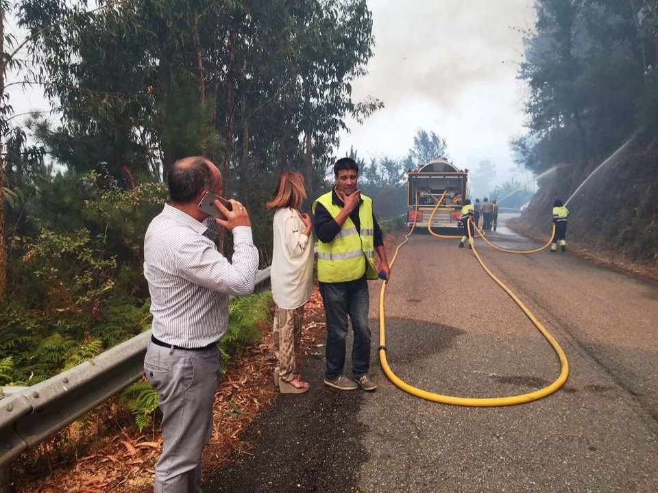 Carmela Silva y Eduardo Mariño, visitando la zona del incendio el pasado agosto en As Neves.
