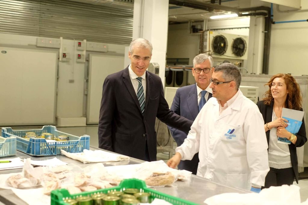 Conde visitó el nuevo centro de investigación para la industria marina y alimentaria (Cytma) de Anfaco.