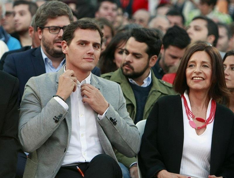 El presidente de Ciudadanos, Albert Rivera (i), junto a la candidata de su partido a la Presidencia de la Xunta, Cristina Losada (d)