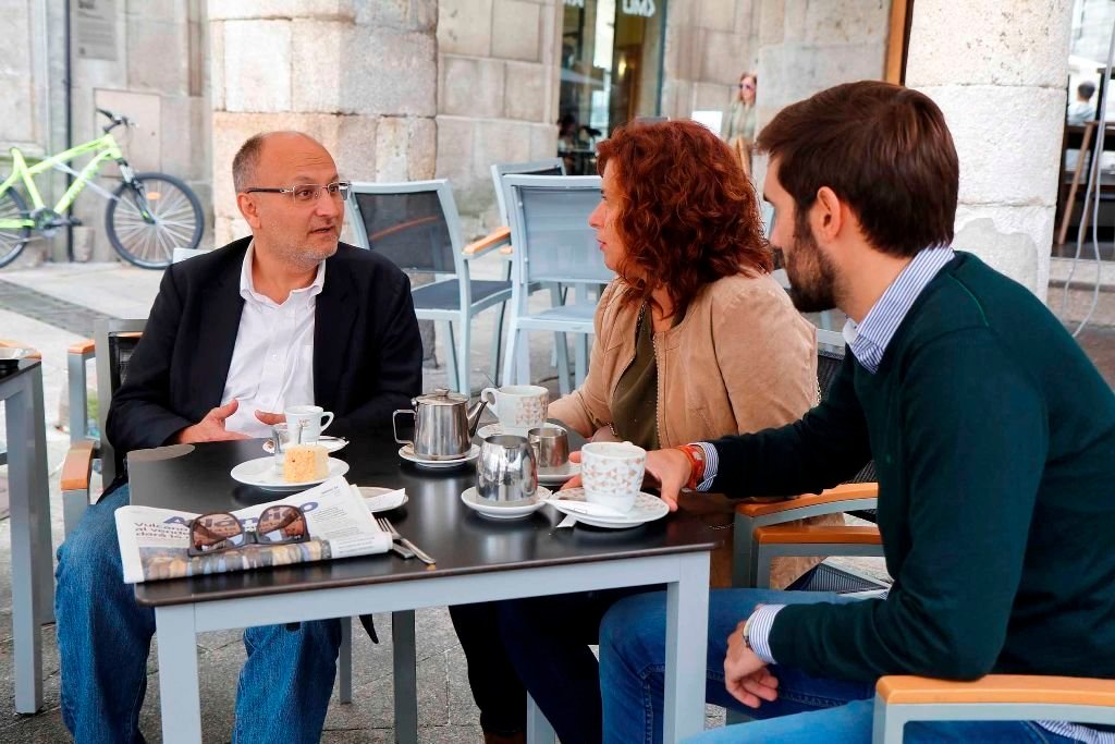 El socialista Abel Losada pasó la mañana charlando con amigos en la Praza da Constitución.