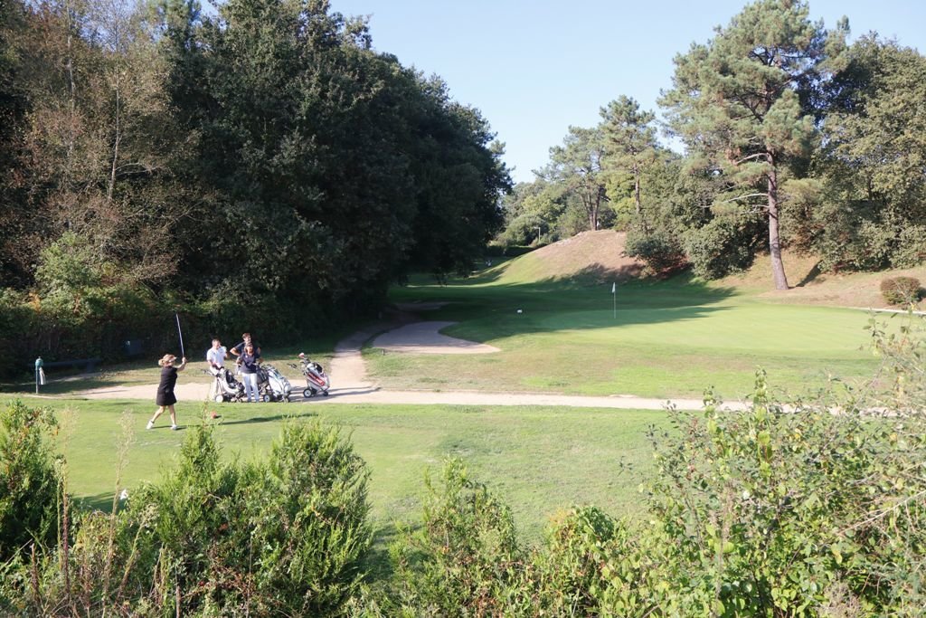 Jugadores de golf en el campo del Real Aero Club, de nueve hoyos, el único en el municipio de Vigo.
