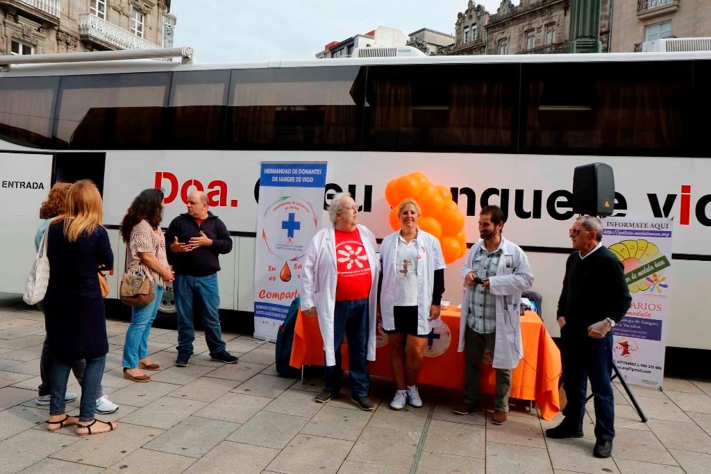 Celso García junto a otros dos voluntarios, ayer en Principe en la campaña informativa sobre las donaciones.