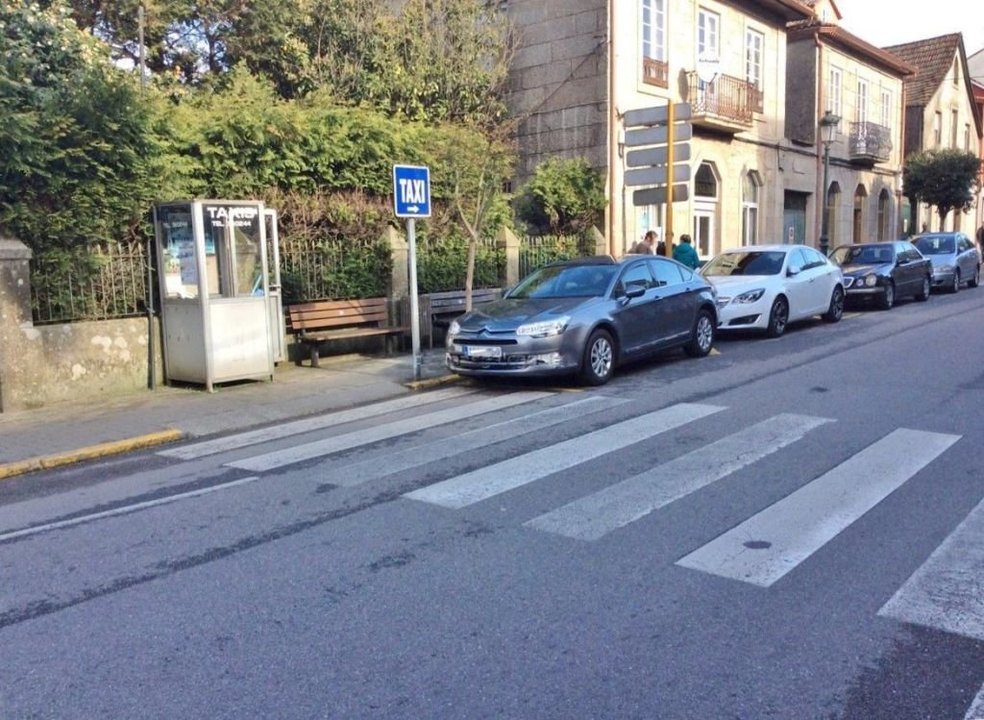El municipio tiene en la actualidad 20 licencias de autotaxi que tienen la parada en la calle Eduardo Iglesias.