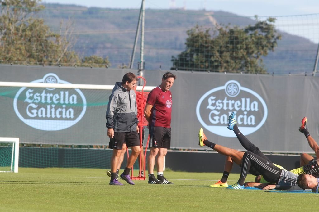 Eduardo Berizzo y su segundo, Ernesto Marcucci, observan a sus jugadores en un entrenamiento.