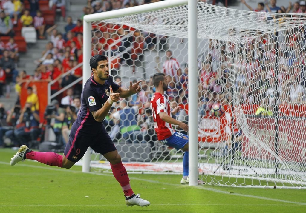 Luis Suárez celebra el primer gol del Barcelona en el partido de ayer contra el Sporting de Gijón.