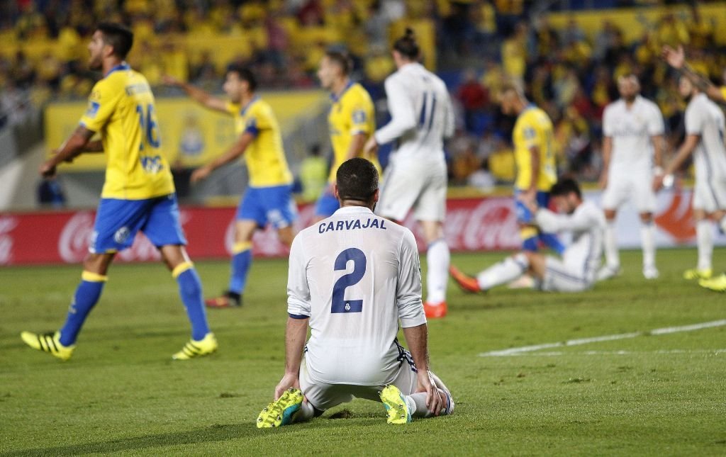Carvajal, en el suelo tras una acción durante el partido de ayer entre Las Palmas y Real Madrid.