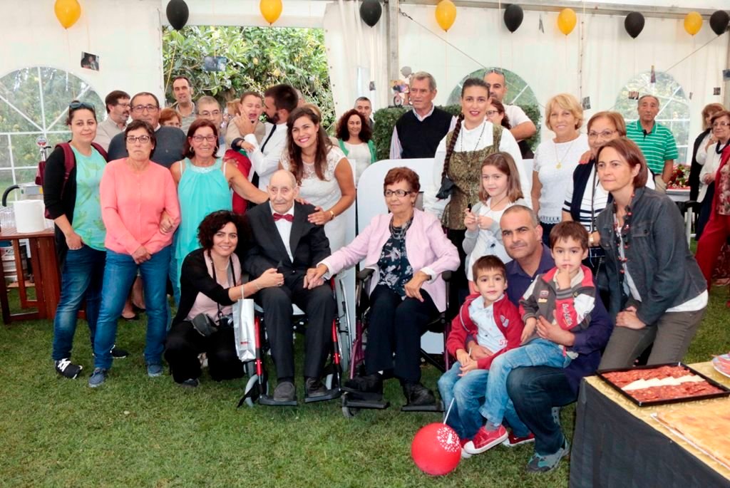 Israel Jesús Gameiro junto a su familia y amigos en la casa de su hija durante la celebración de su cumpleaños.