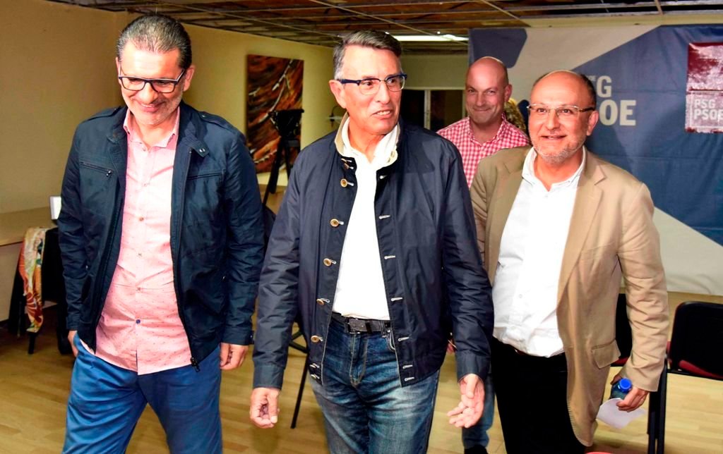 De izquierda a derecha, el concejal vigués Ángel Rivas; el secretario local del PSOE, Manel Gallego, y el cabeza de lista por la provincia, Abel Losada.