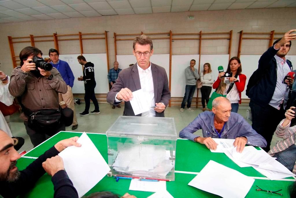 Feijóo deposita su voto en su nuevo colegio electoral en el Areal en medio de una gran expectación.