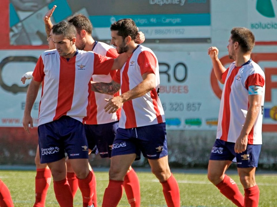 Los jugadores del Alondras celebran un gol en el partido de ayer ante el Silva.