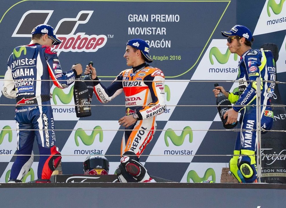 Los españoles Jorge Lorenzo y Marc Márquez, y el italiano Valentino Rossi, en el podio del Gran Premio de Motorland Aragón.