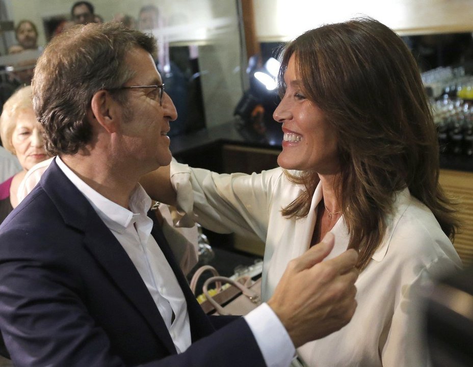 Núñez Feijóo recibe la felicitación de su pareja y madre de su futuro hijo, Eva Cárdenas.