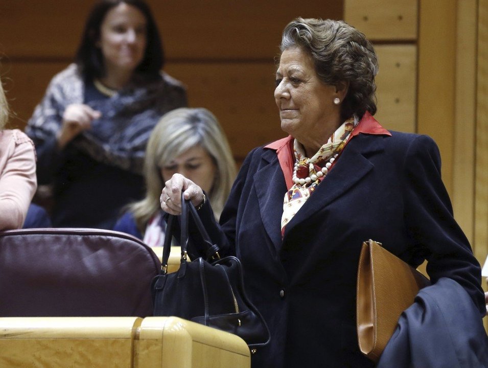 Rita Barberá llega a su escaño en el Senado.
