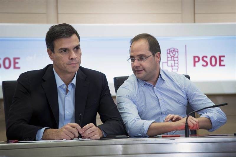 El secretario general del PSOE, Pedro Sánchez (i), y el secretario de Organización, César Luna