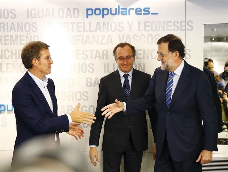 El líder del PP, Mariano Rajoy (d) saluda al presidente de la Xunta, Alberto Núñez Feijoó, ante el presidente del PP vasco, Alfonso Alonso (c)