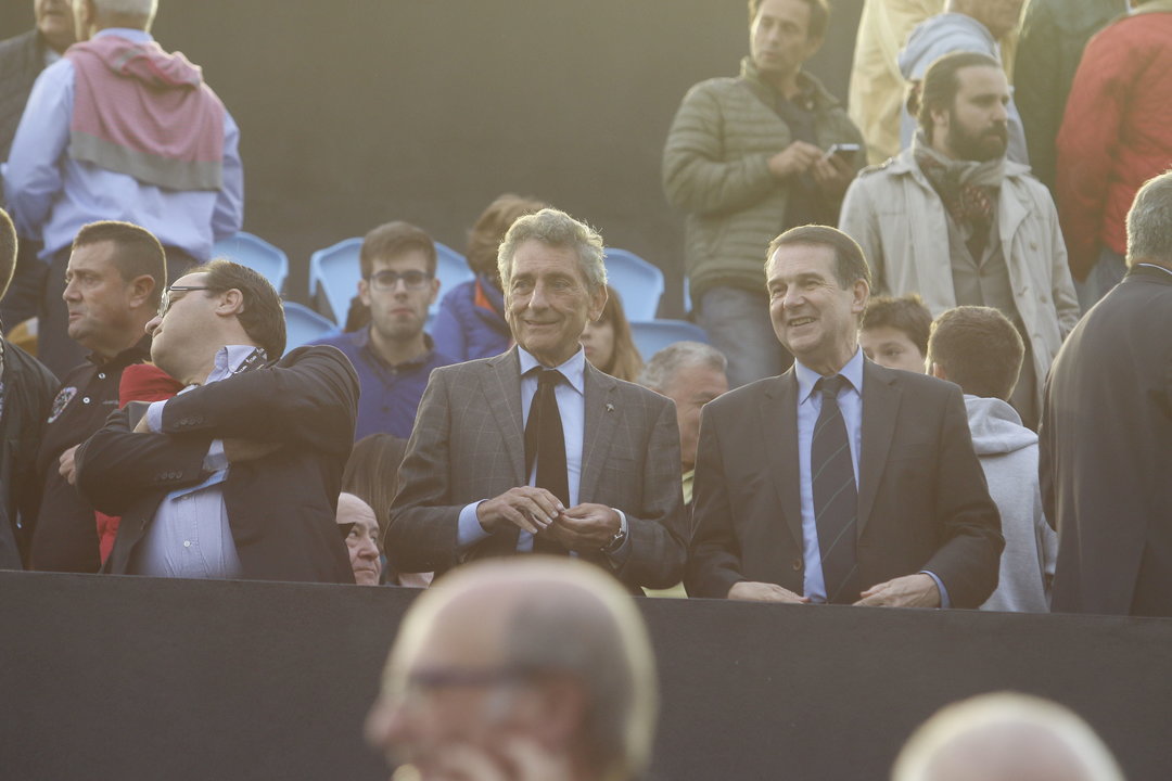 El presidente del Celta, Carlos Mouriño, y el alcalde de Vigo, Abel Caballero, en el palco de Balaídos.