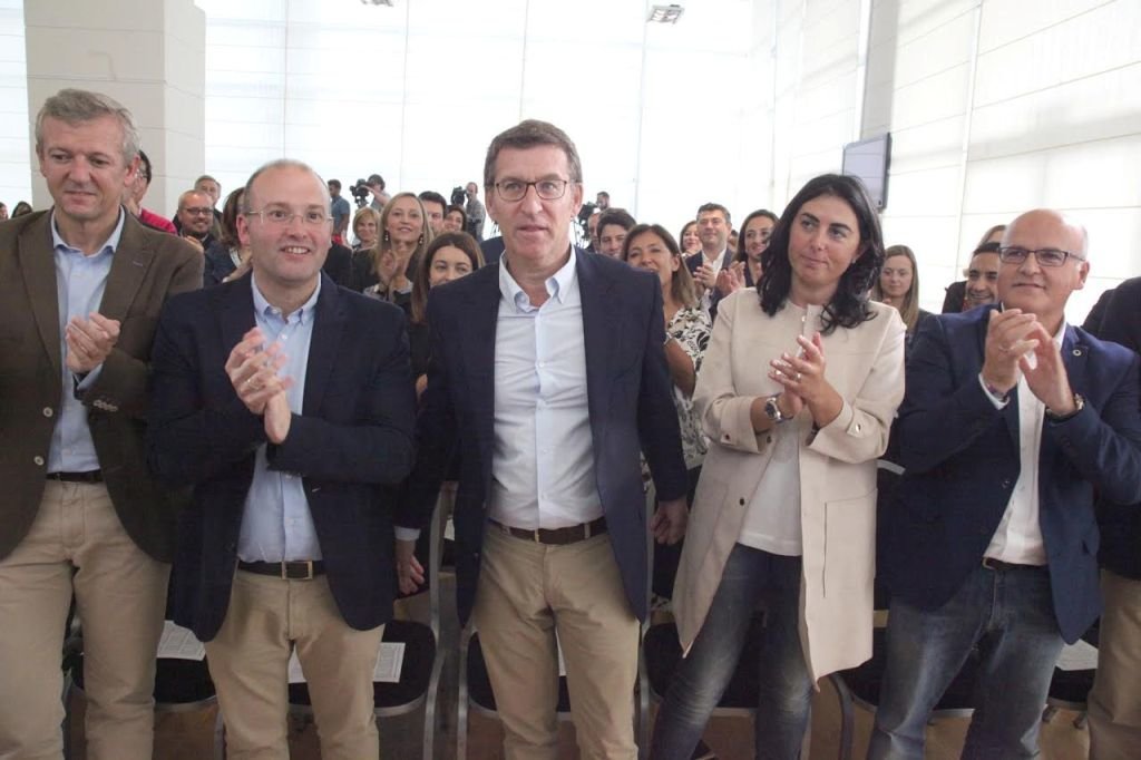 Feijóo, posando con sus cuatro presidentes provinciales, Rueda, Tellado, Cancela y Baltar, durante la reunión de la cúpula del PPdeG.