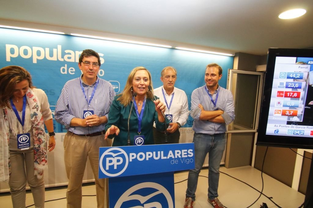 Elena Muñoz, el domingo por la noche en la sede del Partido Popular en Vigo, con Egerique, López-Chaves, Figueroa y Dorado.