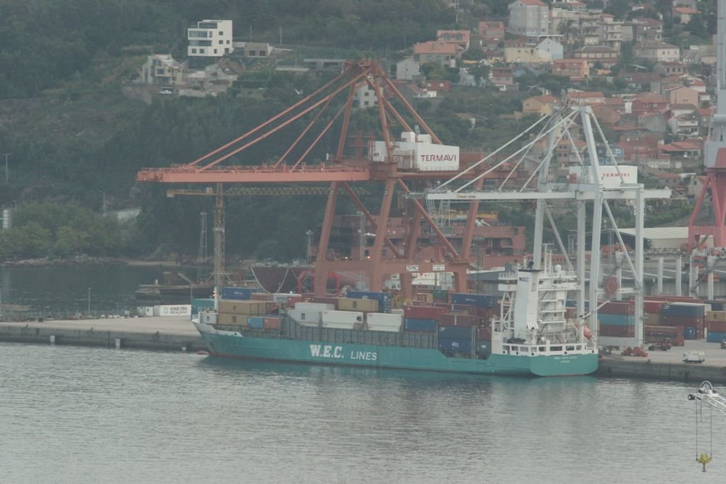 Dos de las actuales grúas que operan en la terminal marítima de Guixar, ayer.