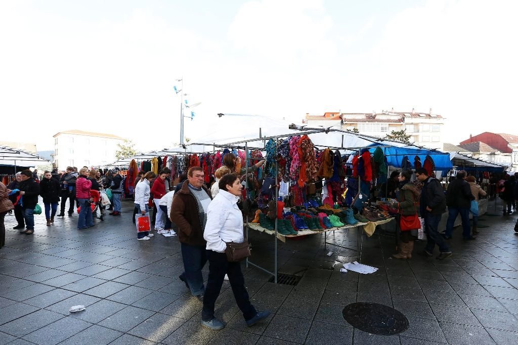 Puestos de venta ambulante en la feria de los sábado en la Praza Maior de Ponteareas.