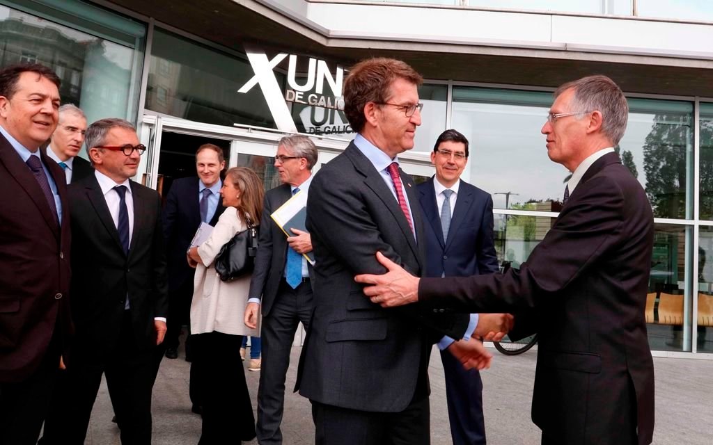 Carlos Tavares con el presidente de la Xunta en su visita de mayo a la planta de Vigo.