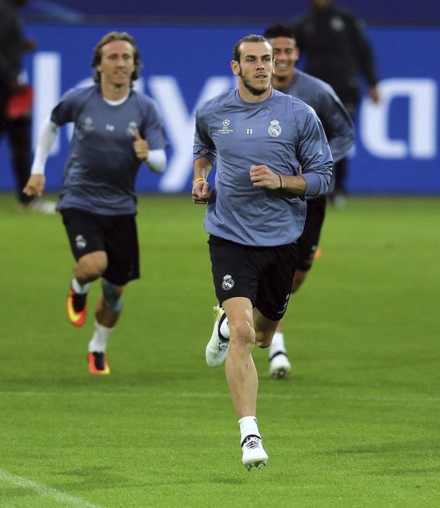 Modric y Bale se ejercitan en el estadio del Borussia Dortmund.