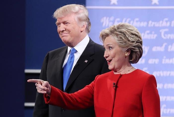 La candidata Demócrata a la presidencia de los Estados Unidos Hillary Clinton (d) posa con el candidato republicano Donald Trump (i)
