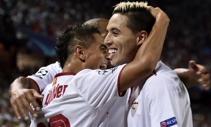 El delantero francés del Sevilla Ben Yedder (i) celebra con sus compañeros el gol