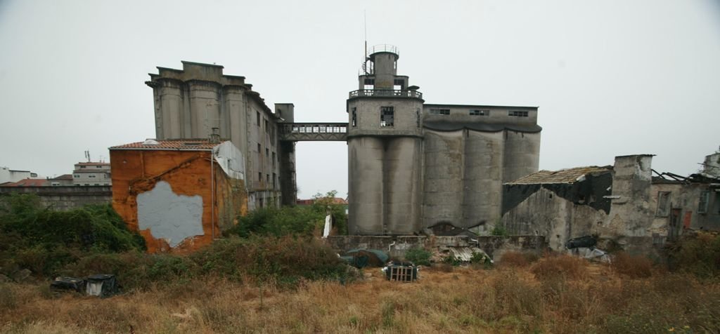 El antiguo complejo de la Panificadora, con sus famosos silos, que fueron protegidos en el Plan General de 2008 (anulado) como parte del perfil de la ciudad.