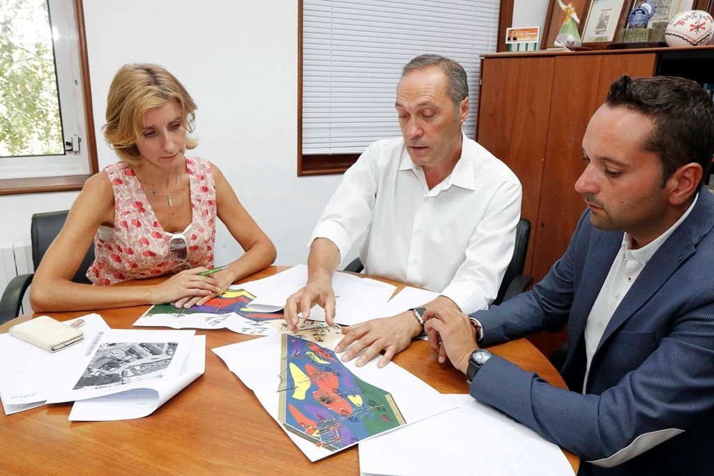 El alcalde de Soutomaior revisó los planos del nuevo espacio.