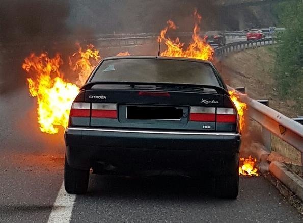 coche ardiendo