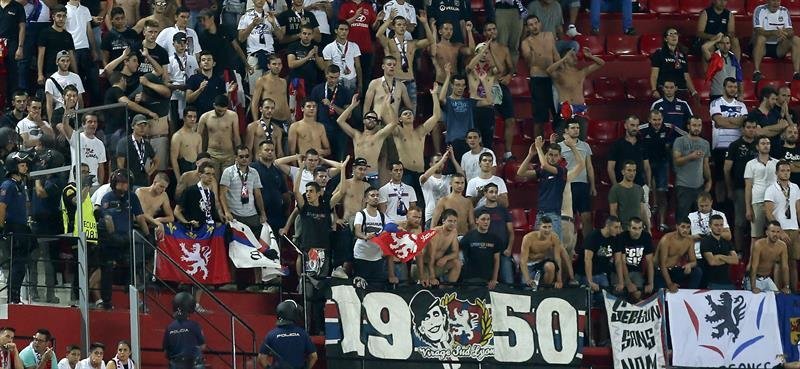 Aficionados del Olympique de Lyon, durante el partido frente al Sevilla
