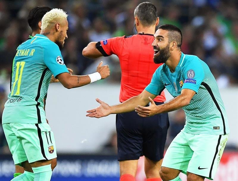 El jugador del Barcelona Arda Turan (d) celebra con su compañero Neymar (i) después de anotar el gol