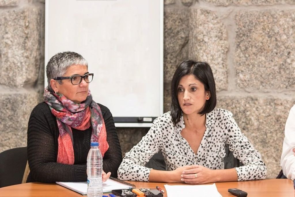La concejala socialista Gela Ledo y la portavoz del PSOE de Salceda, Verónica Tourón.